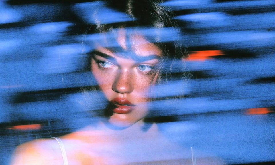 动态模糊的蓝 — AI image by Daria_Surkova