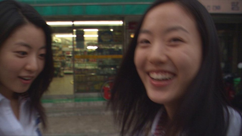 2004 年的翻盖手机 — AI video by Johnn